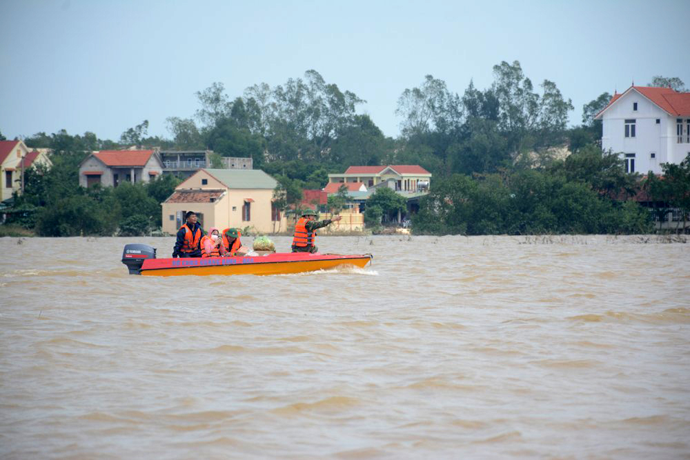 Tình người giữa mênh mông biển lũ

